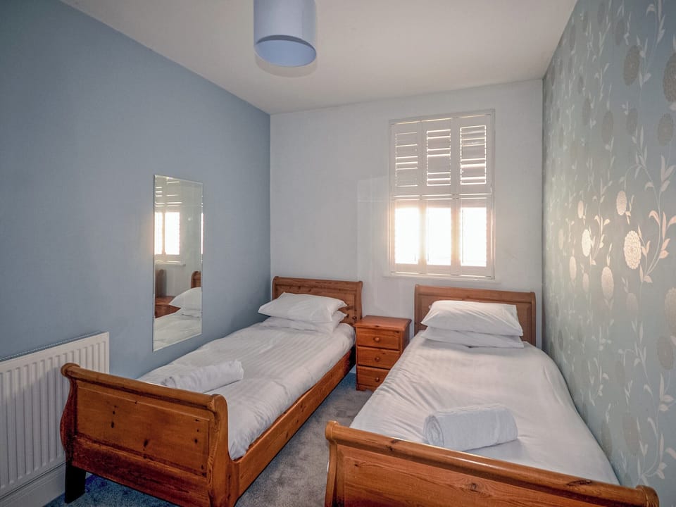 Twin bedroom | 10a Trinity Mews - Trinity Mews Holidays, Torquay