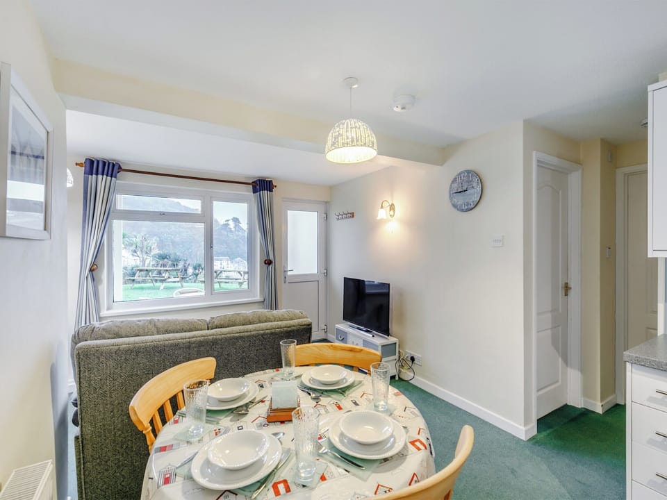 Dining Area | 5 Mount Brioni - Mount Brioni Holiday Apartments, Torpoint