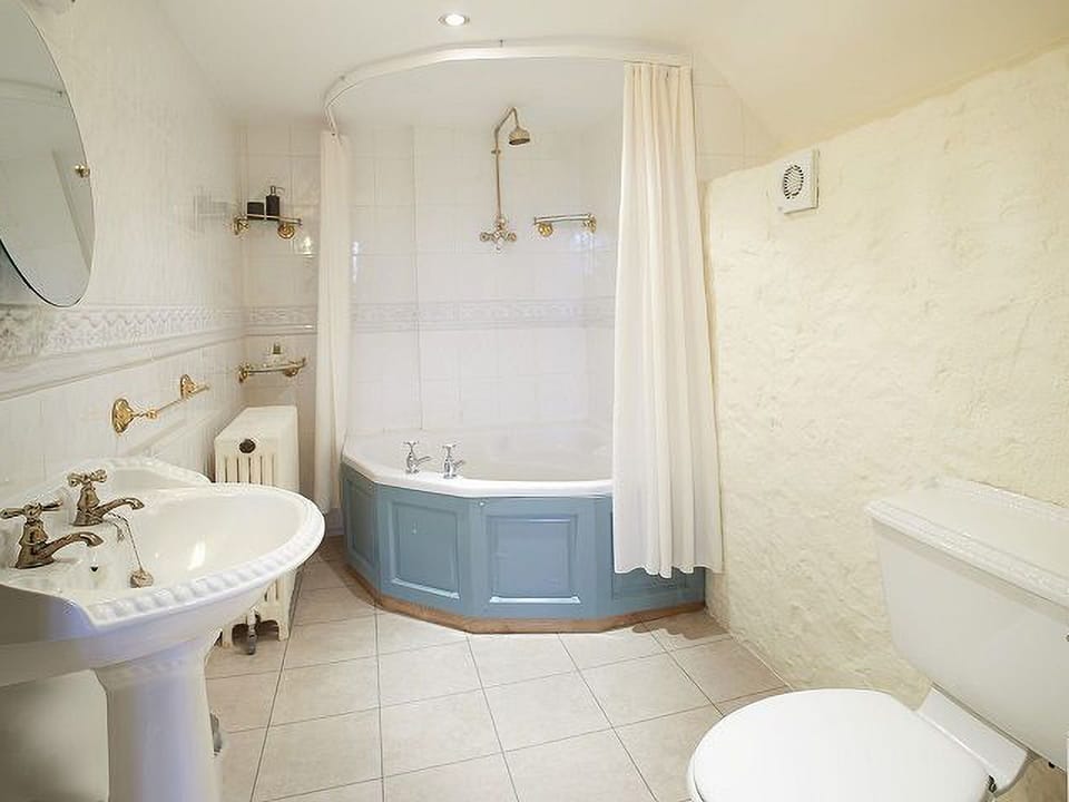 Bathroom | The Barn - Champernhayes, Wooton Fitzpaine, near Charmouth