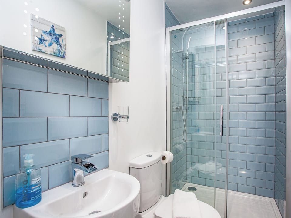 Bathroom | The Little Lobster - Sunnybeach Holiday Apartments, Paignton