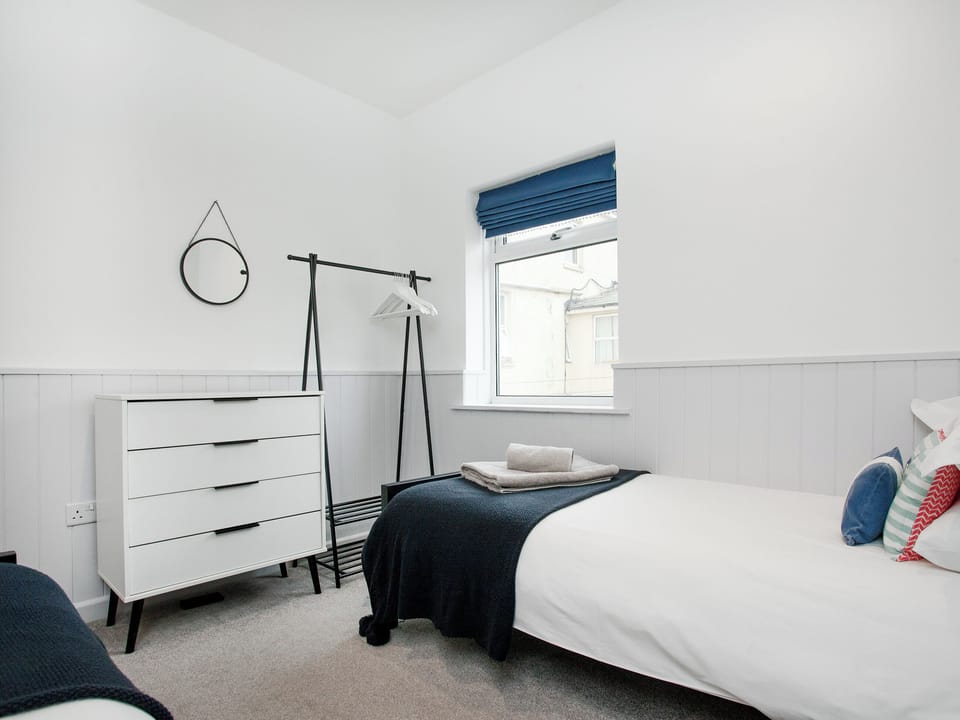 Twin bedroom | Starfish Shack - Sunnybeach Holiday Apartments, Paignton