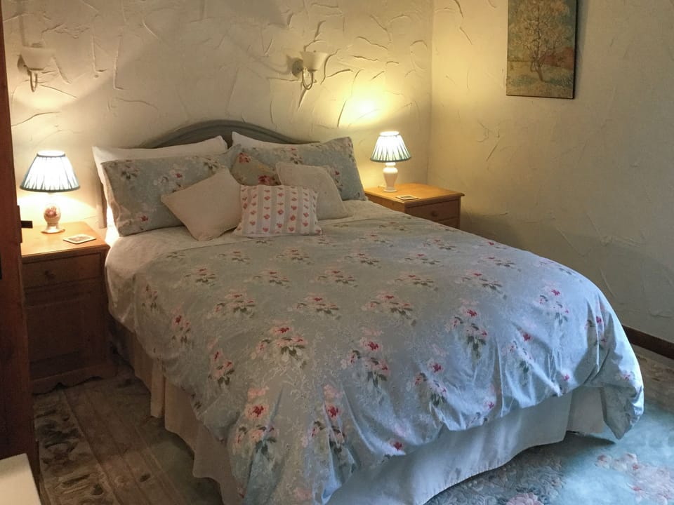 Comfortable double bedroom | Buttercup Down, Over Haddon, near Bakewell