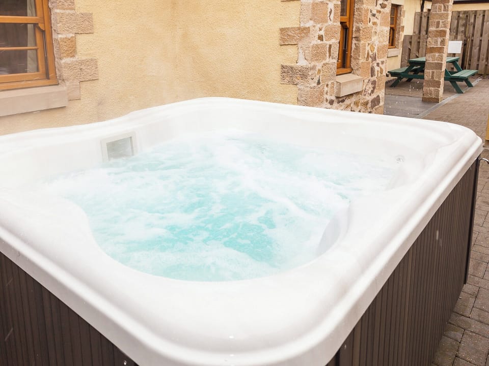 Hot tub | Honeysuckle Cottage - Williamscraig Holiday Cottages, Linlithgow
