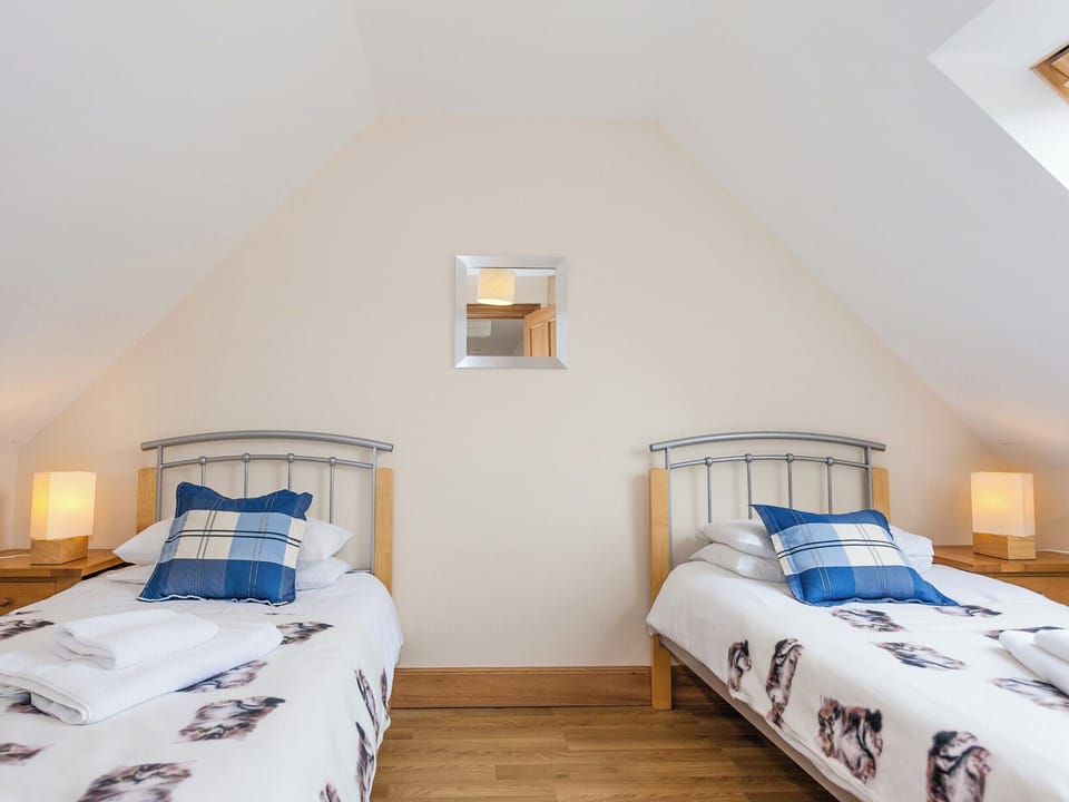 Twin bedroom | Honeysuckle Cottage - Williamscraig Holiday Cottages, Linlithgow