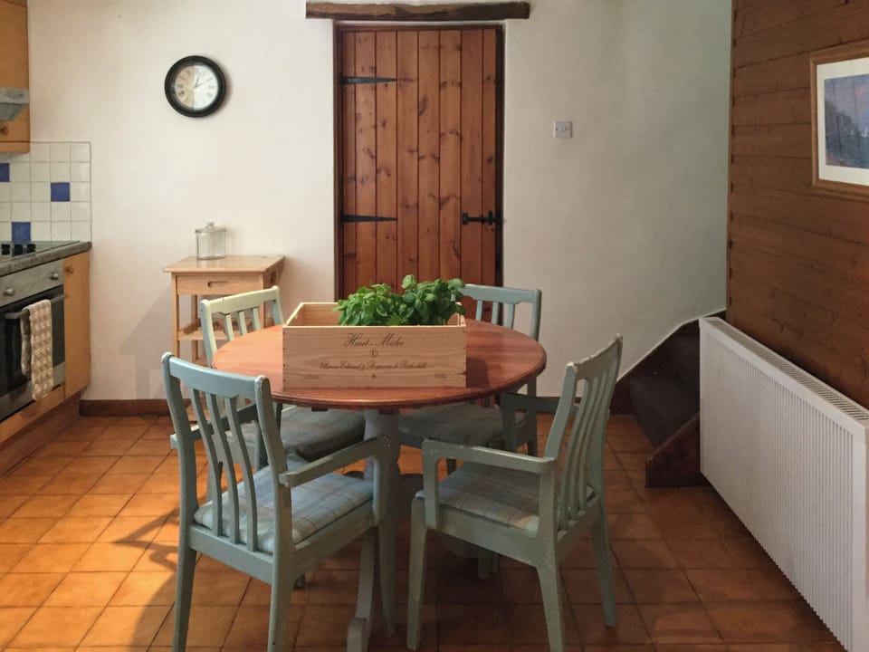 Spacious dining area within well-equipped kitchen | Fruitpip, Over Haddon, near Bakewell