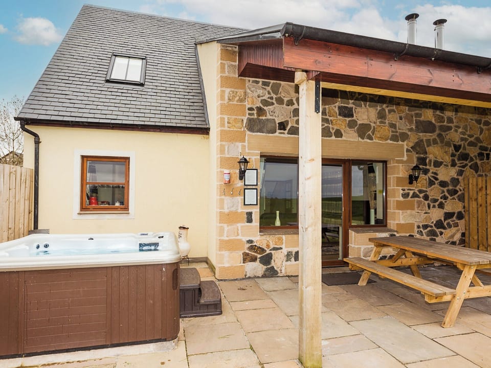 Hot tub | Two Eden Cottage - Williamscraig Holiday Cottages, Linlithgow