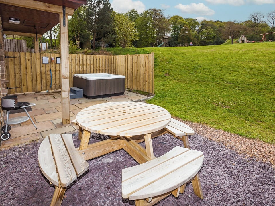 Sitting-out-area | Laurel Cottage - Williamscraig Holiday Cottages, Linlithgow