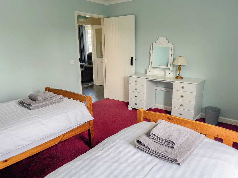 Twin bedroom | Ty-Coed - Canllefaes Cottages, Penparc