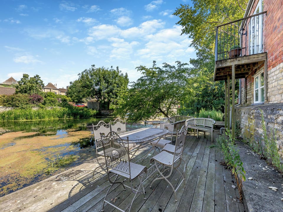 Sitting-out-area | Old Ford Place, Stamford