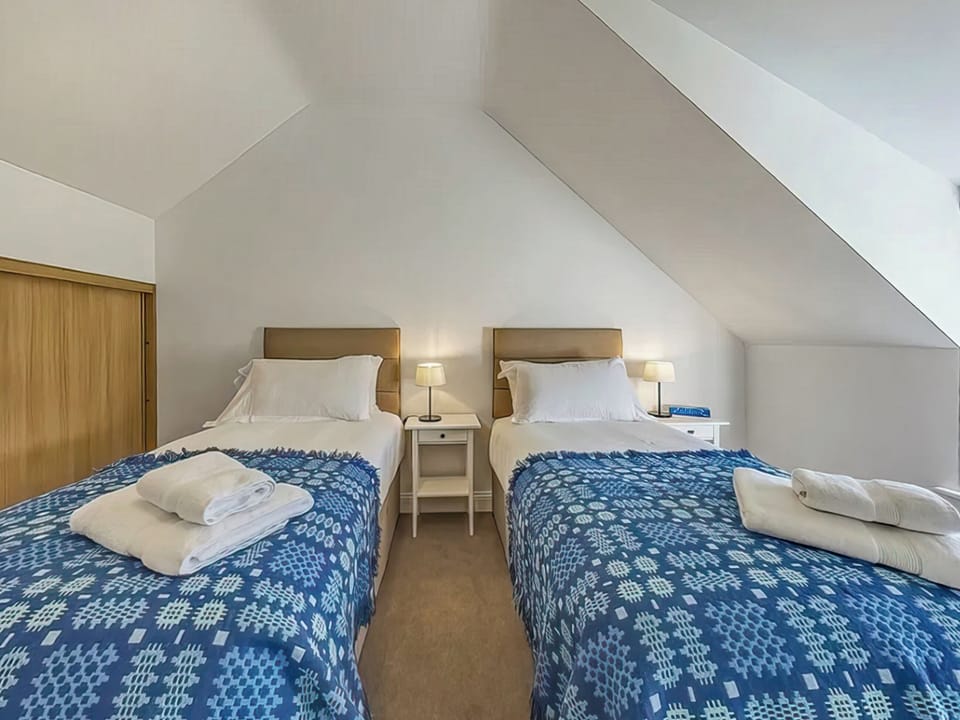Twin bedroom | Ty Cerrig Barn, Corwen