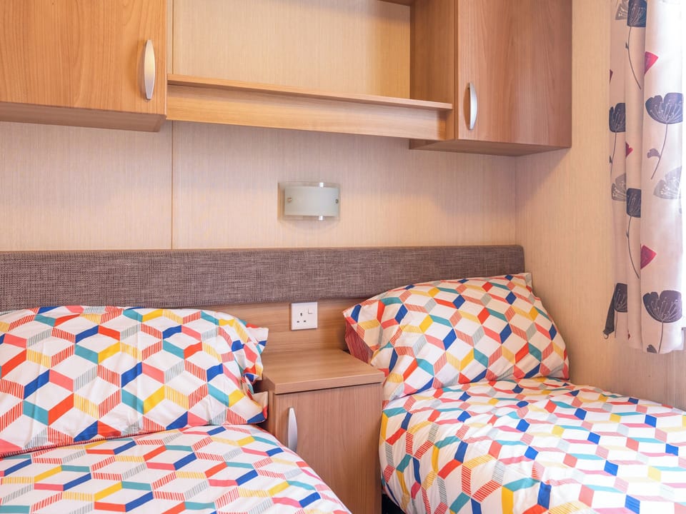 Twin bedroom | 24 Woolacombe Heights - Mullacott Retreats, Ilfracombe