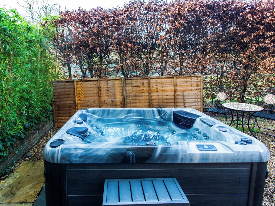 Jacuzzi | Cosy Annexe - Downwood, Near Blandford Forum
