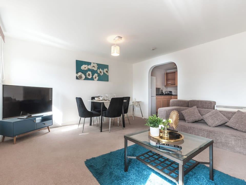 Living room/dining room | Renta Apartments 4 - 4 - Whitestar Apartments, Southampton