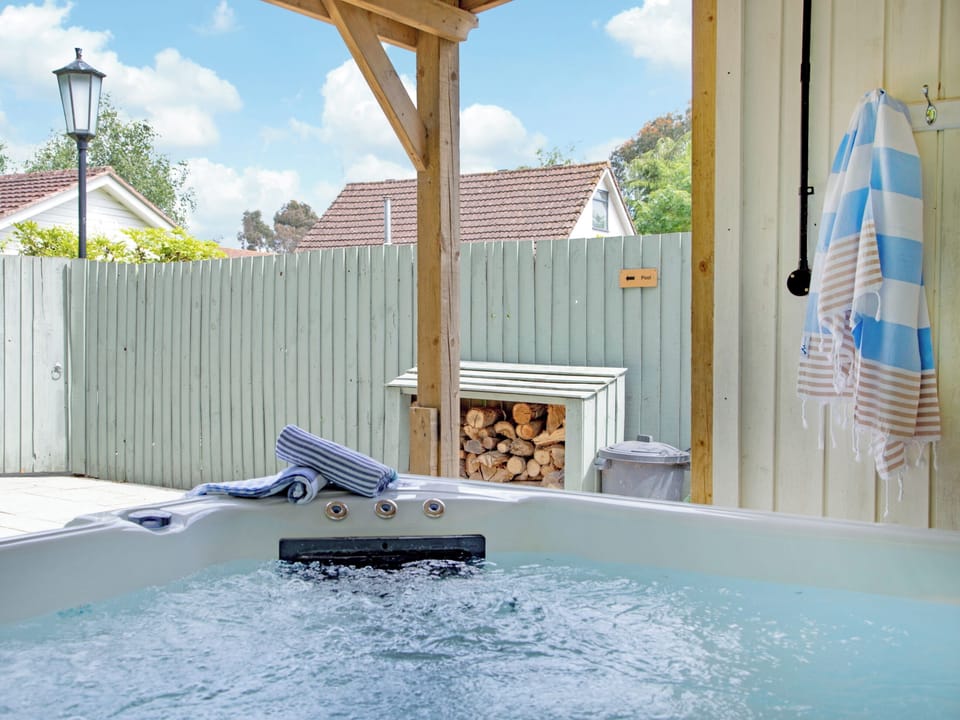 Hot tub | Acorn Cottage - Little Dunley Cottages, Bovey Tracey