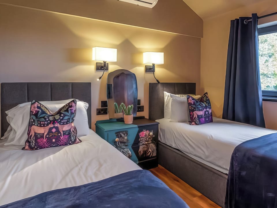 Twin bedroom | Deerview Stables - Deer View Villas, Bonvilston