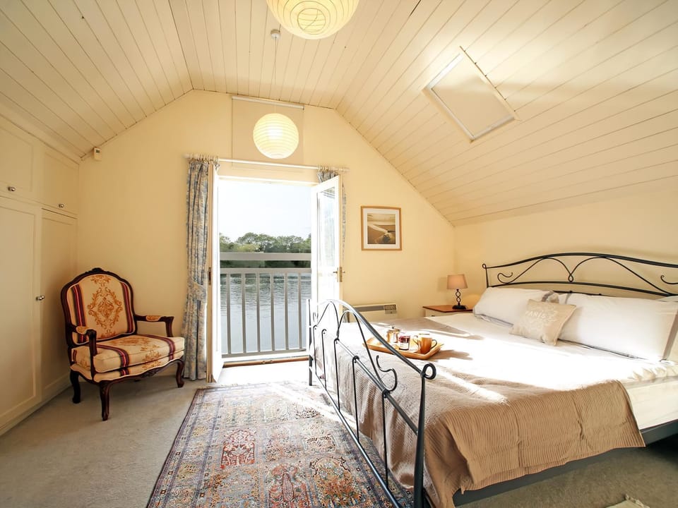 Double bedroom | Ruddy Duck Lake House, Cotswold Lakes