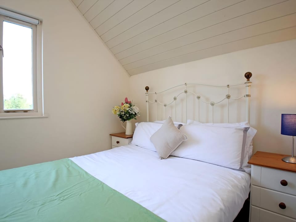 Double bedroom | Ruddy Duck Lake House, Cotswold Lakes
