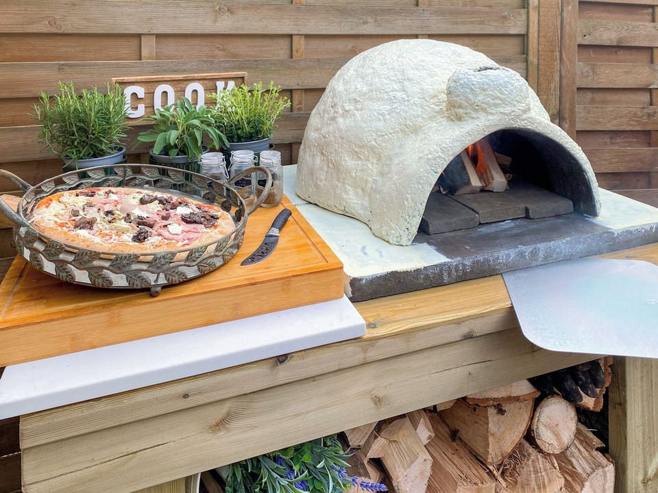Outdoor eating area | Rita&rsquo;s Retreat - The Beeches - The Beeches, Pulverbatch, near Shrewsbury