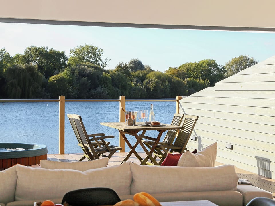 Decking | Moorhen Lake House, Cotswold Lakes