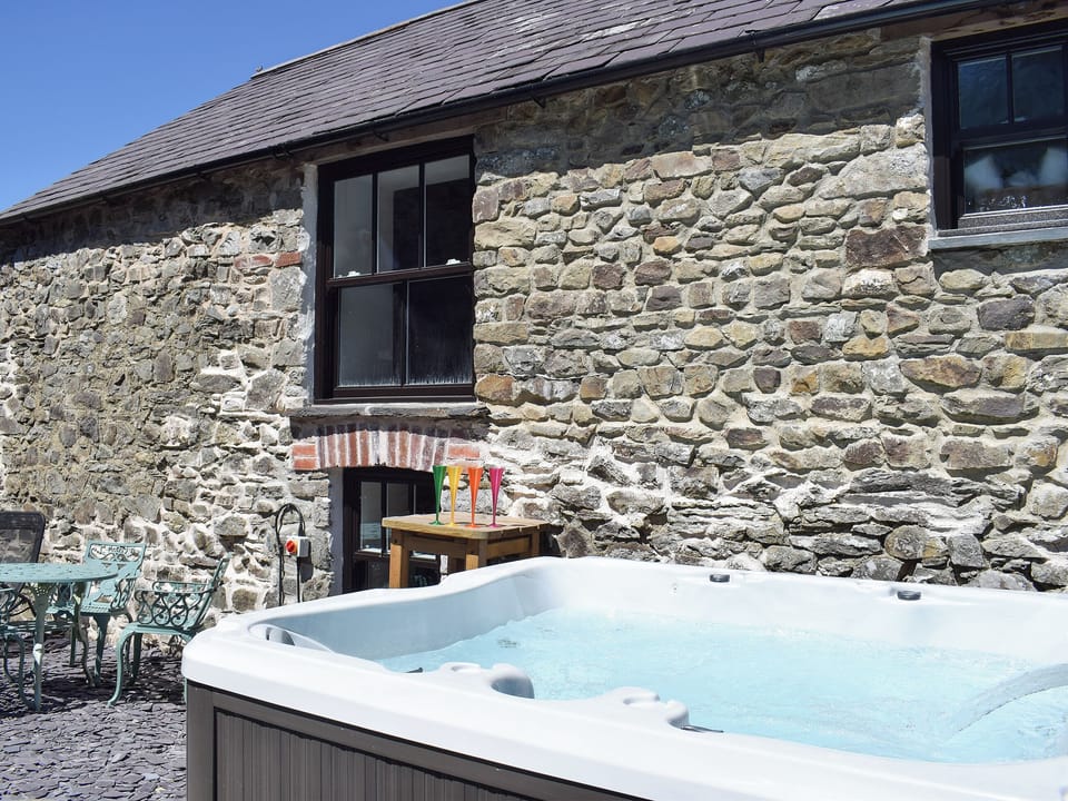 Jacuzzi Hot tub | Ponycob Cottage - Dolgoy Cottages, Llangrannog