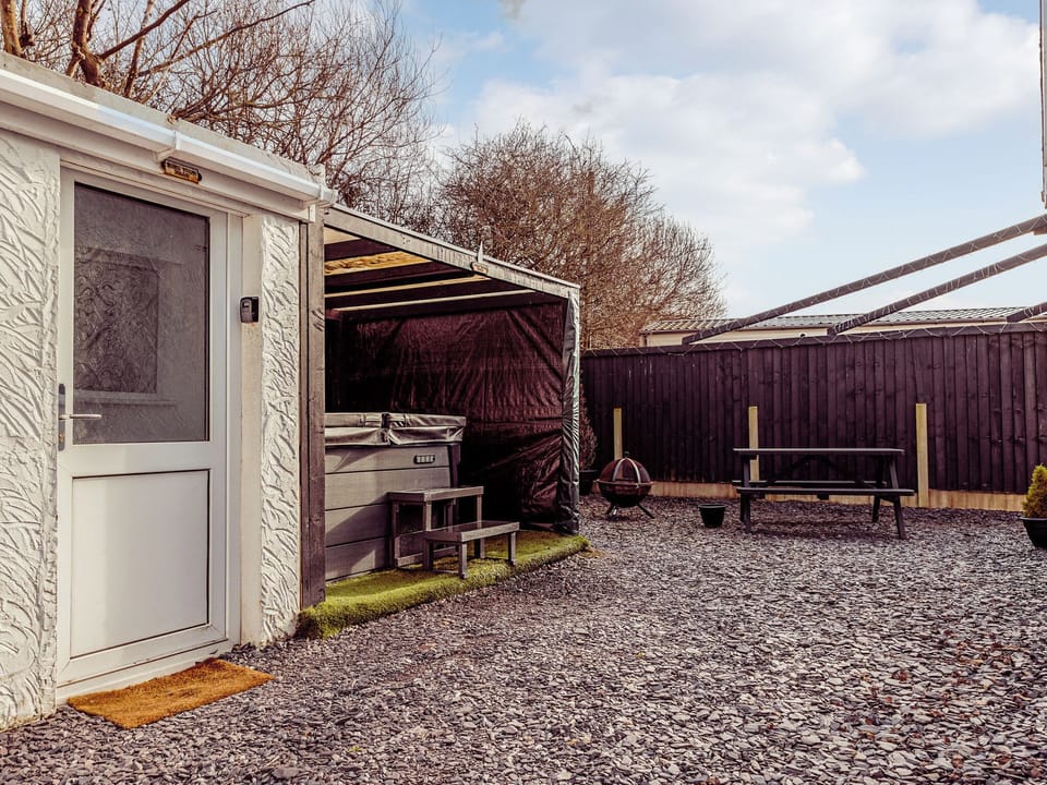 Outdoor area | Chalet 4, Flookburgh