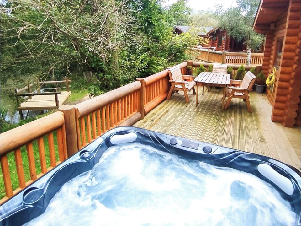 Hot tub | Gingerbread Log Cabin - Felmoor Park, Felton, near Morpeth