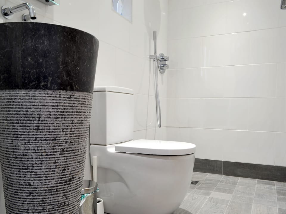 Wet room | Lloc Lo, Plas Cilybebyll, near Pontardawe