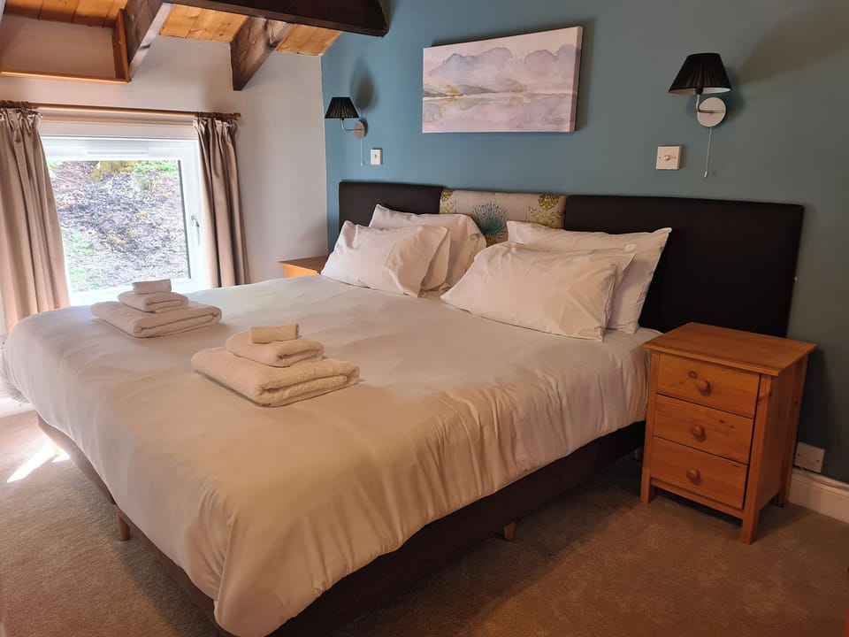 Bedroom | Cluanie Lodge - Invergloy Riverside Lodges, Spean Bridge