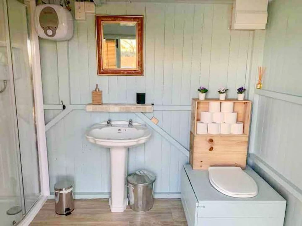 Shower room | Lake View Yurts, Warminster