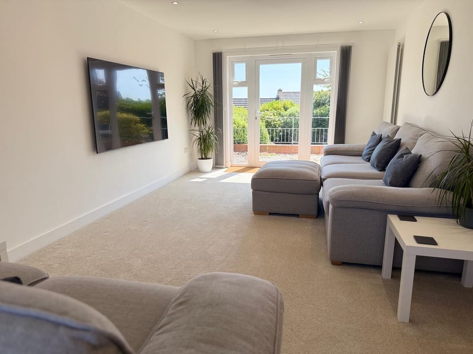 Living room with 75" TV with Netflix