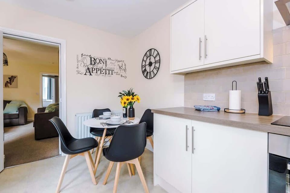 The kitchen diner benefits from all the amenities you need for a long stay in Crewe.