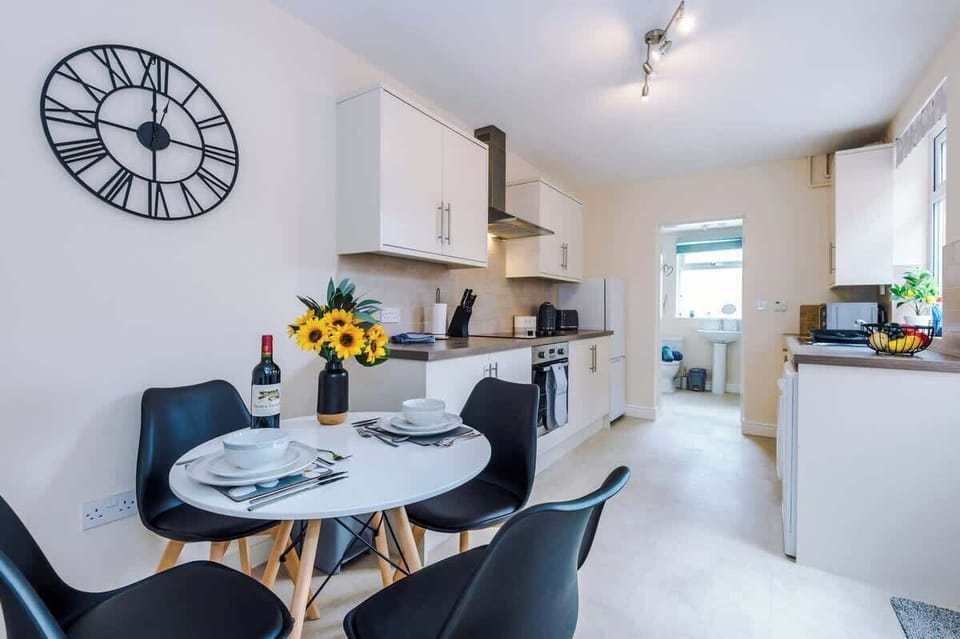 The kitchen diner benefits from all the amenities you need for a long stay in Crewe.