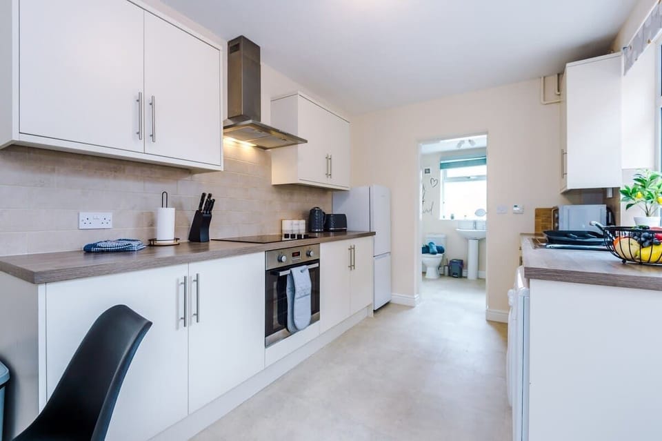 The kitchen diner benefits from all the amenities you need for a long stay in Crewe.