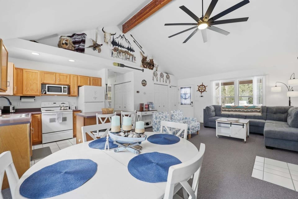 Home Decor, Furniture, Table, Indoors, Living Room