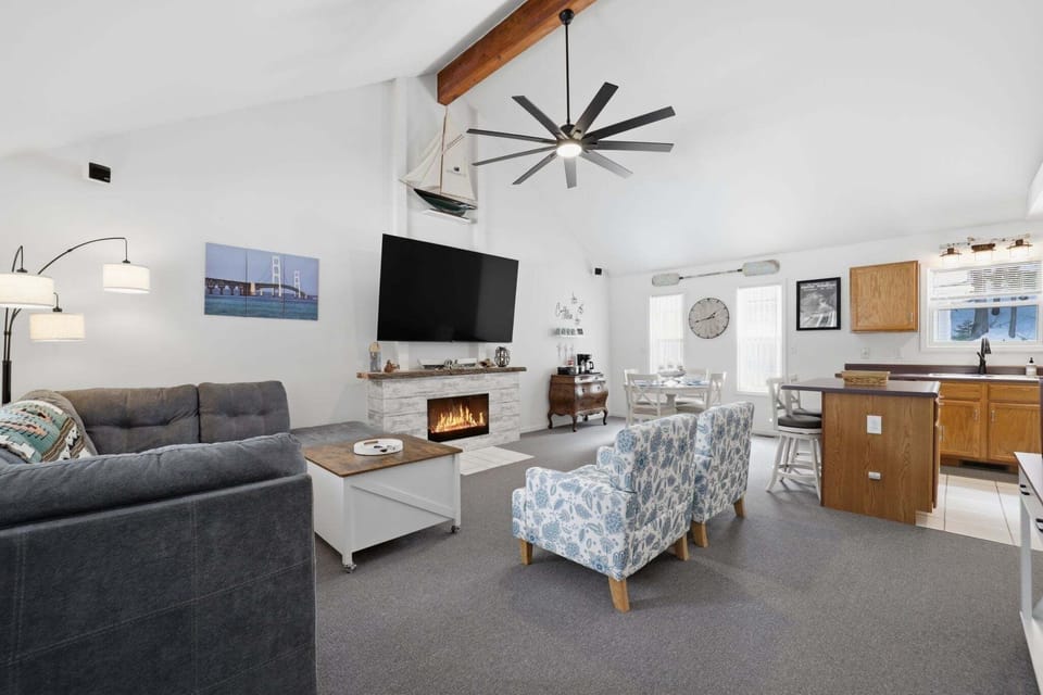 Home Decor, Screen, Indoors, Furniture, Living Room
