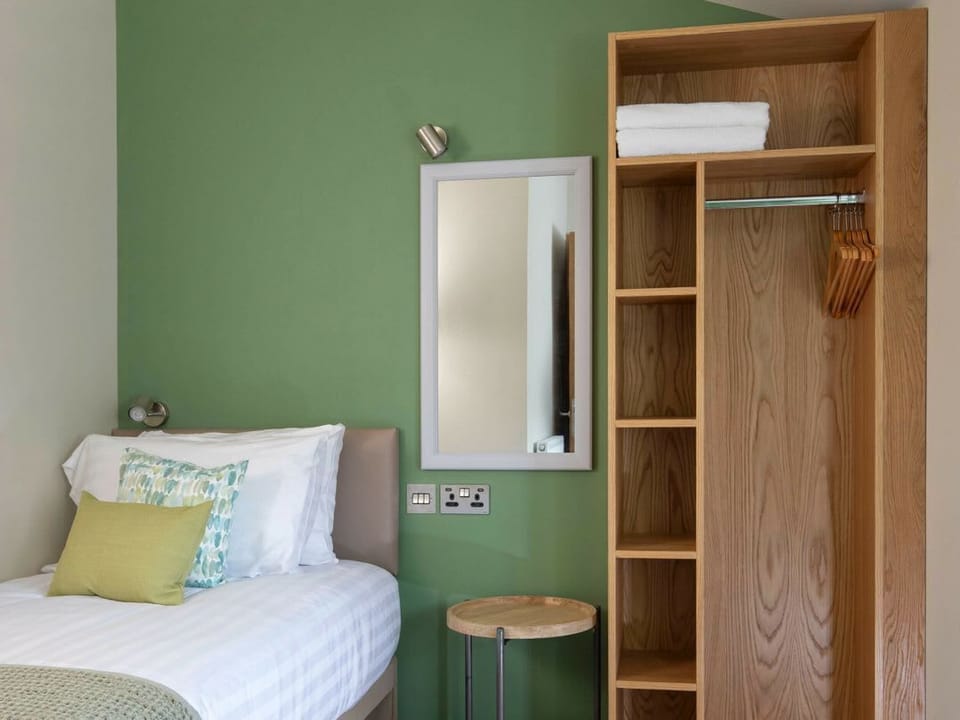 Forest of Dean Meadow - Golden Oak Treehouse