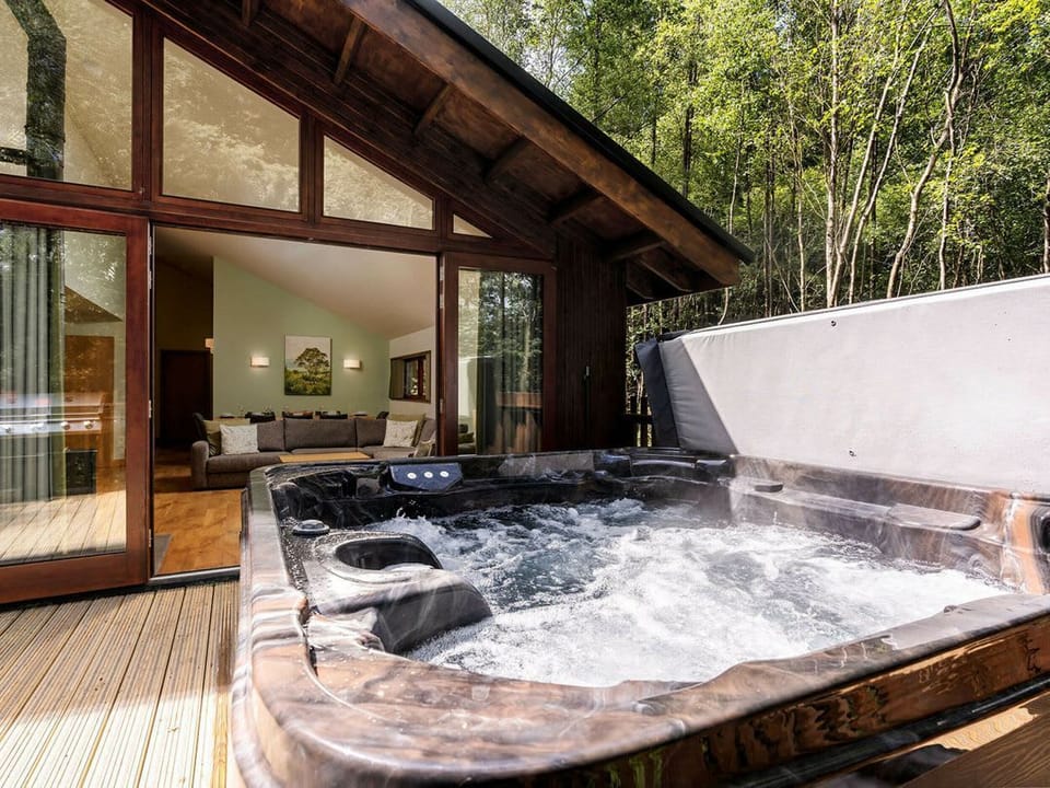 Strathyre Golden Oak Treehouse