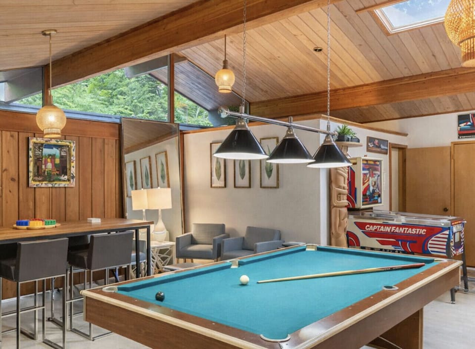 Tiki lounge - pin ball, pool, xbox, tv, games
