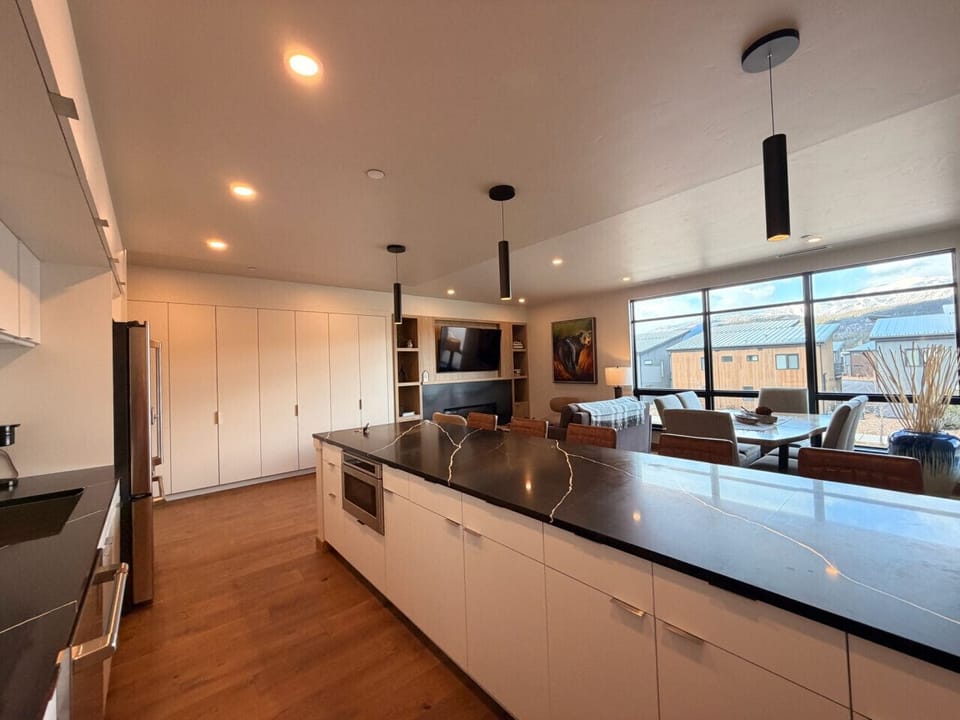 Full kitchen