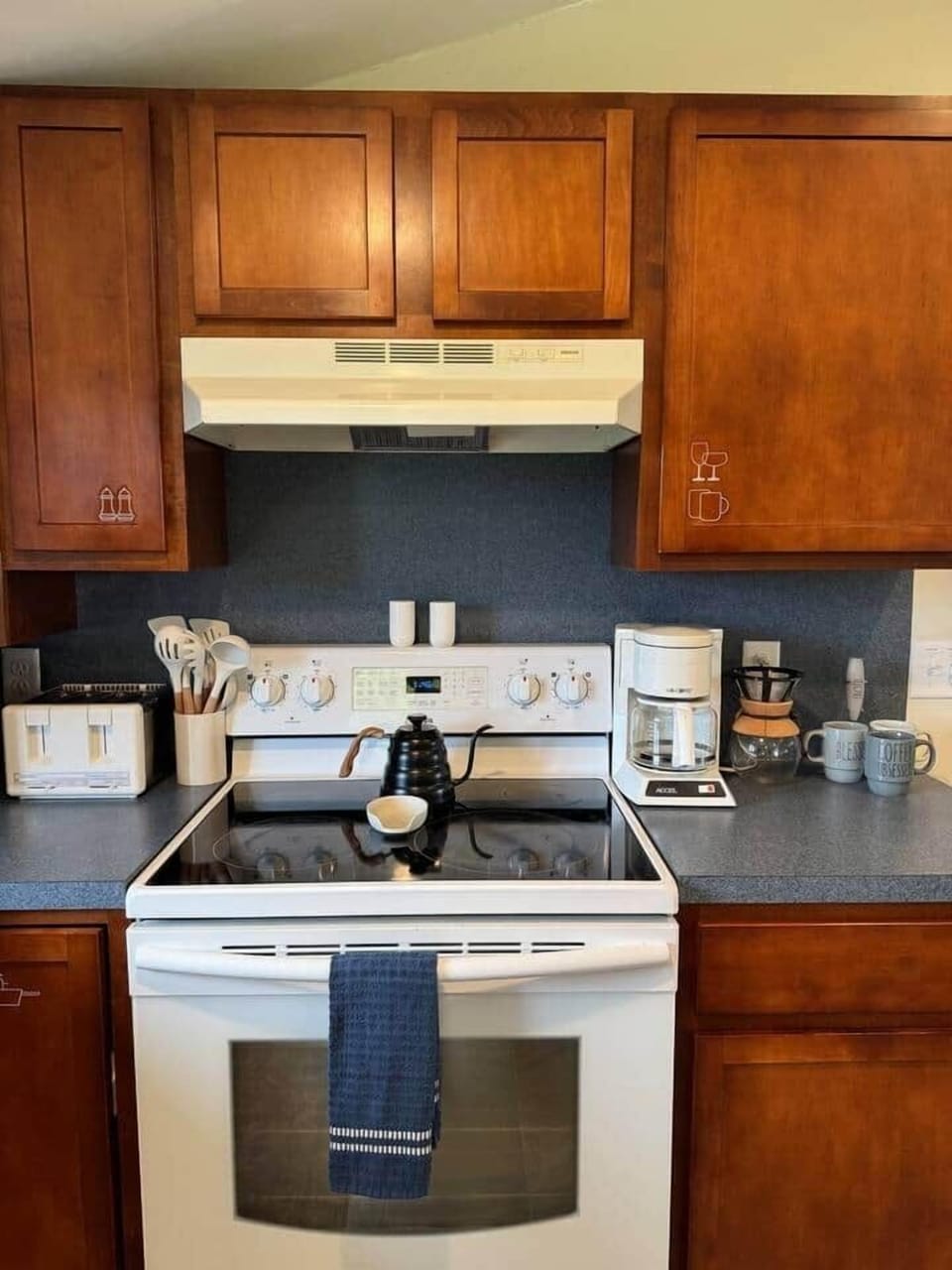Farmhouse kitchen with everything you need to feel at home. 