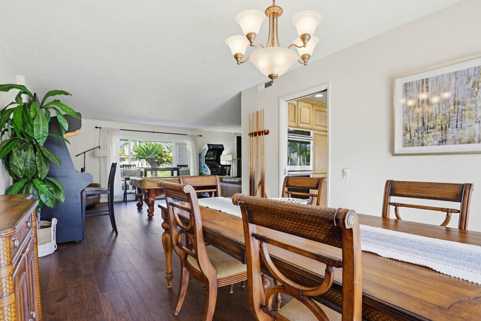 Bright dining space w/ large table, plants & open flow into living areas