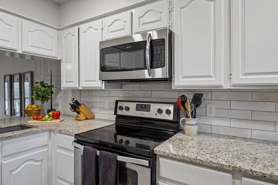 Kitchen | Electric Range | Tile Backsplash & Upper Cabinets