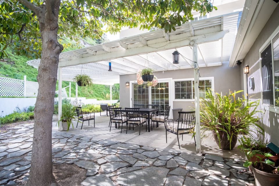 Outdoor dining & peaceful backyard