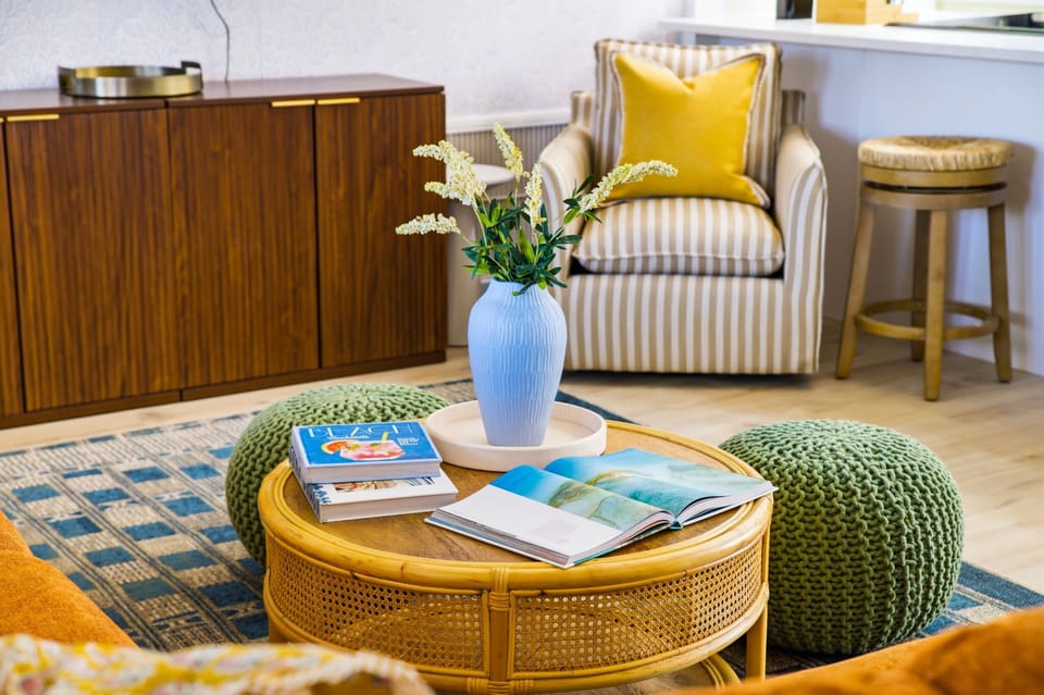 From morning coffee to midnight chats, this living room gets it right.