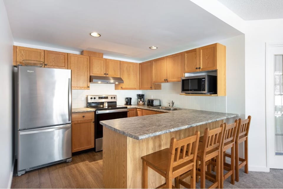 Cook together and linger at the breakfast bar seating.