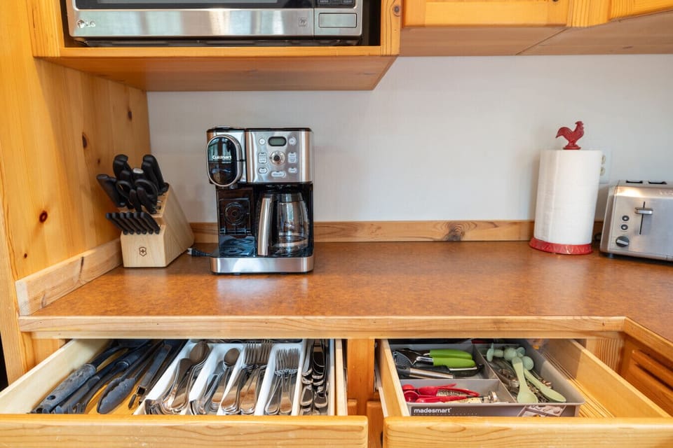 The kitchen comes fully equipped with all the necessary tools and appliances, allowing you to prepare and cook complete meals.
