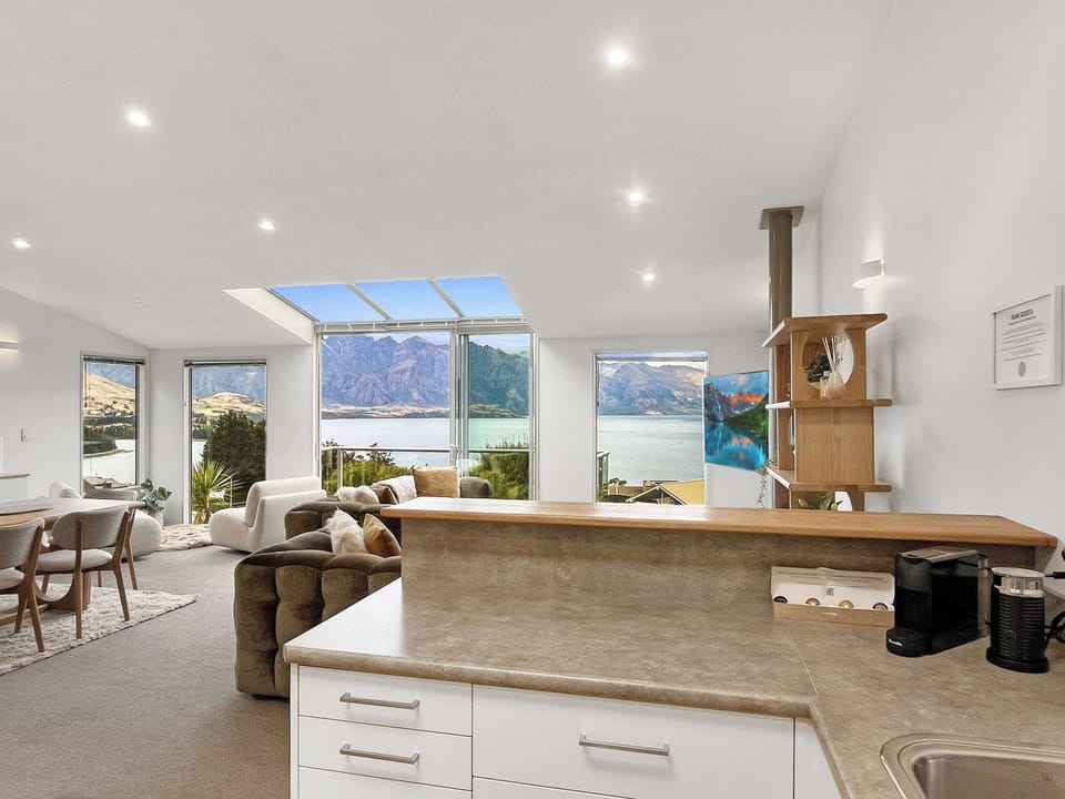Direct views of the Remarkables and Lake Wakatipu from the kitchen, living room or dining area! 