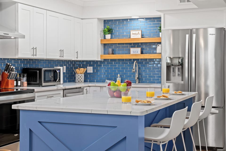 Juice, fresh fruit, and ocean light dancing on the counters—mornings here just hit different. And yes, the toaster actually works.