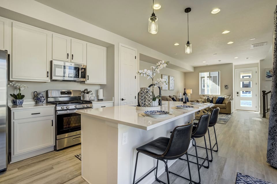 With an open layout, fully stocked kitchen, and easy access to I-25 and Powers Boulevard, it's ideal for traveling professionals and midterm stays.