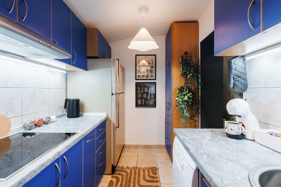 Fully equipped kitchen with oven, fridge, dishwasher, microwave, cookware